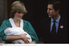 El príncipe Carlos y la princesa Diana a la salida del hospital con su hijo William.