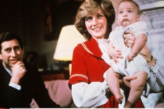 El príncipe William con sus padres el día de su bautizo.