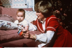 La princesa Diana junto a su primer hijo, el príncipe William, el día de su bautizo.