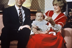 El príncipe Carlos y la princesa Diana con su primogénito, el príncipe William.