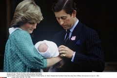 London : Charles and Diana leaving Hospital with William