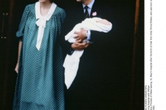 London : Charles and Diana leaving Hospital with William