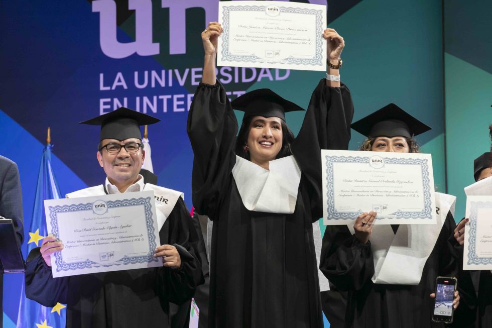 La emoción del logro académico en el Encuentro Internacional Alumni Perú 2025.