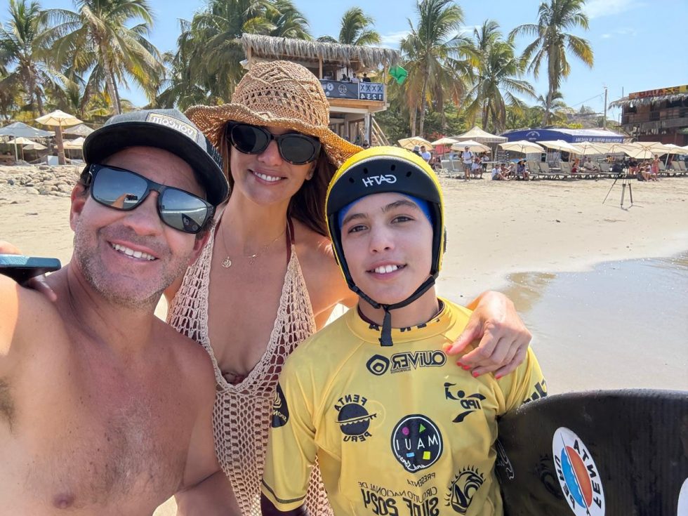 El surf se vive en equipo: la familia de Iago lo acompaña en cada ola y en cada meta.