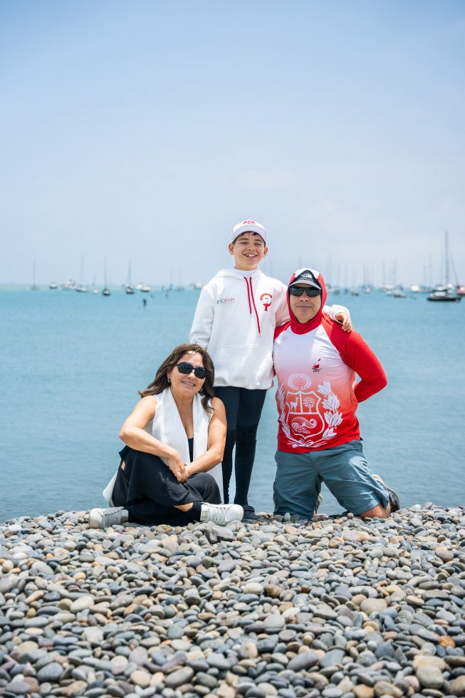 La familia Remy, unida por la pasión de Antonio y el mar que lo inspira.