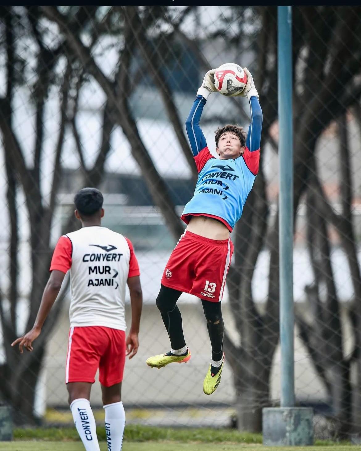 El joven arquero peruano combina entrenamientos de alto nivel con formación académica integral.