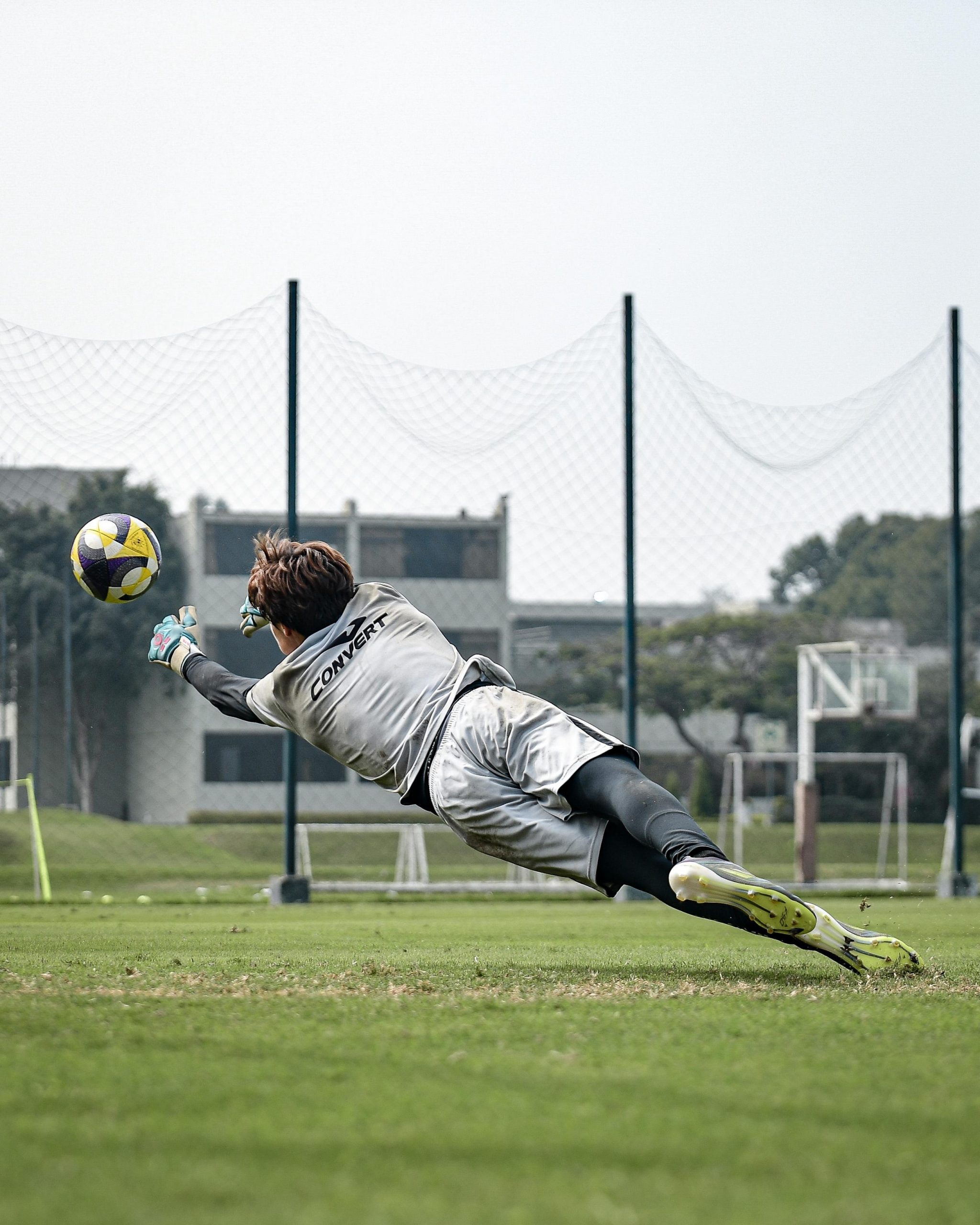 De defensa a arquero: su talento bajo los tres palos lo llevó de los patios del Newton College a la selección sub17.