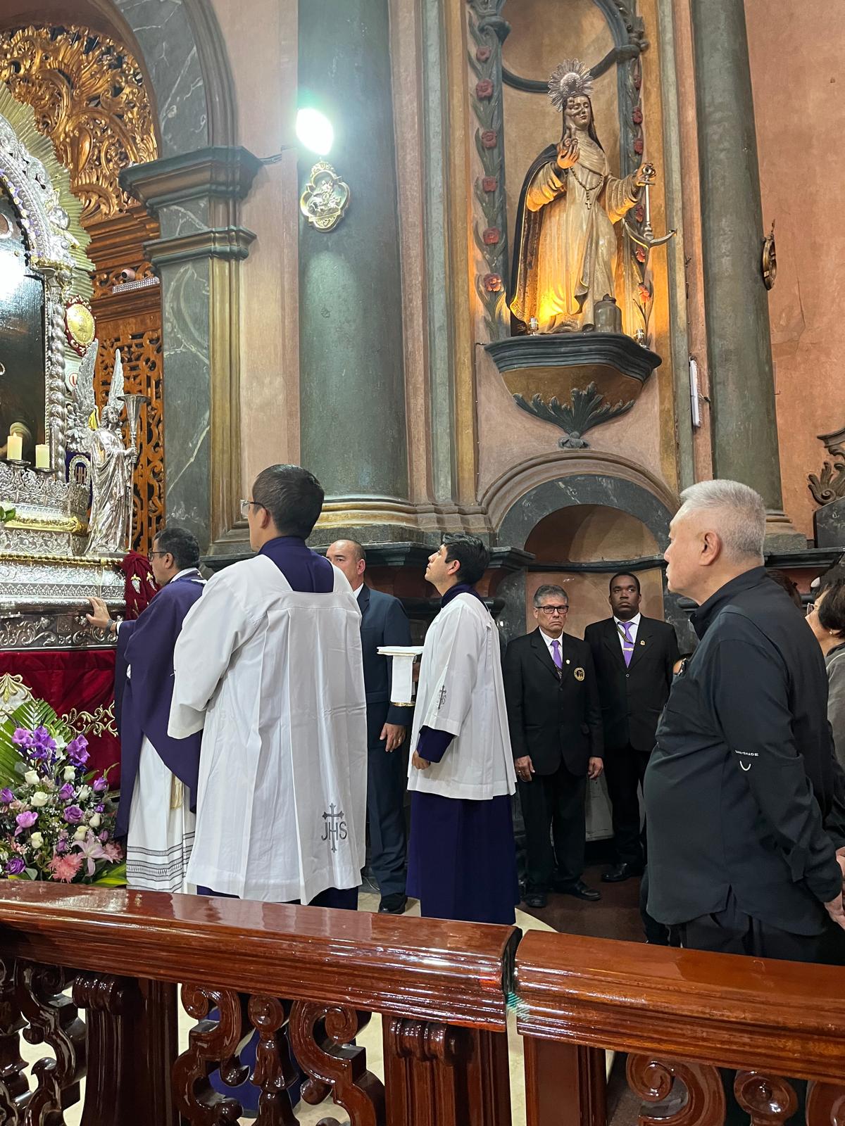 Erasmo Wong y familia acuden a misa al Señor de los Milagros