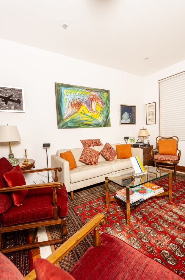 En la sala, las obras dialogan con la luz y la vida cotidiana.