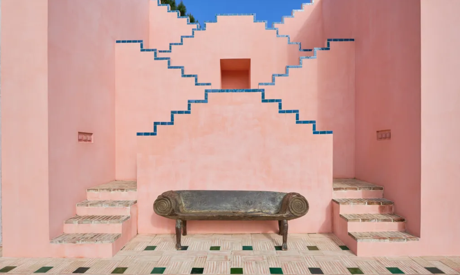 Diseñada junto al arquitecto Tarek Shamma la villa despliega interiores marroquíes y una paleta rosada que vibra elegante y personal.