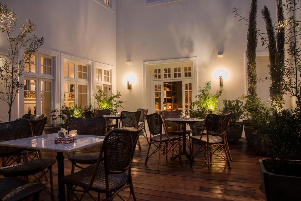 La terraza del Hotel B es el rincón ideal para un pisco sour al atardecer con vista al cielo limeño