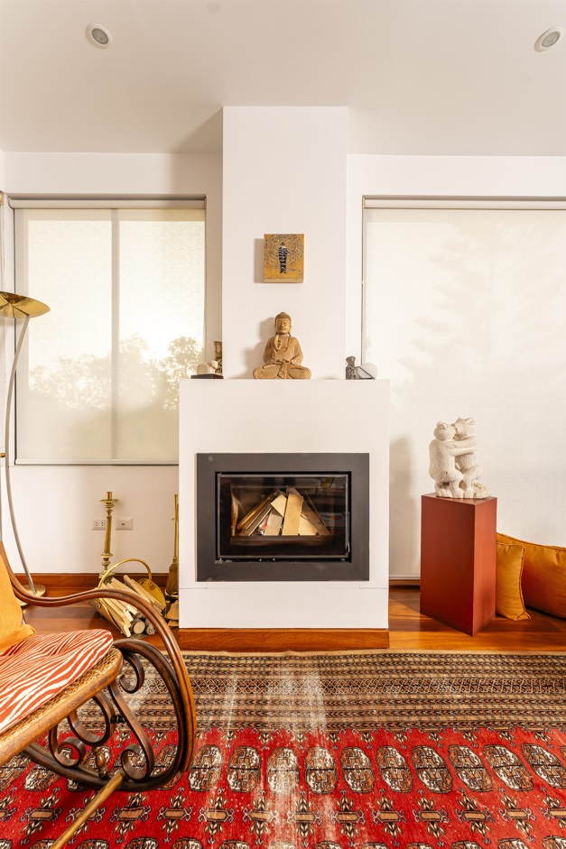 Entre arte y fuego, la chimenea encarna el espíritu acogedor del hogar.