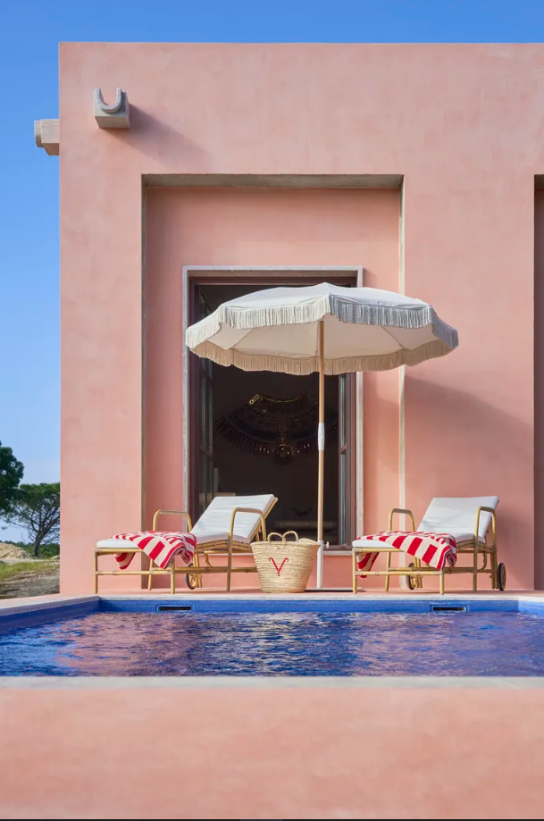 La piscina es un espejo sensorial donde la arquitectura se disuelve en luz suave agua quieta y hedonismo sereno.