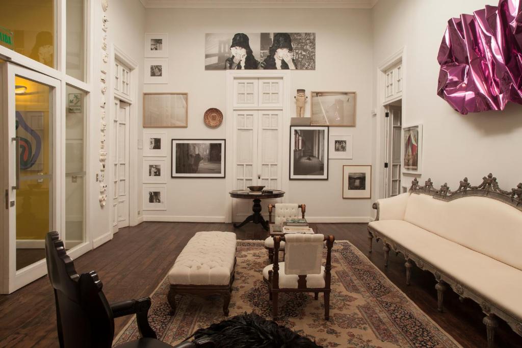 Uno de los salones: techos altos, luz natural y todo el encanto de una mansión convertida en hotel boutique.