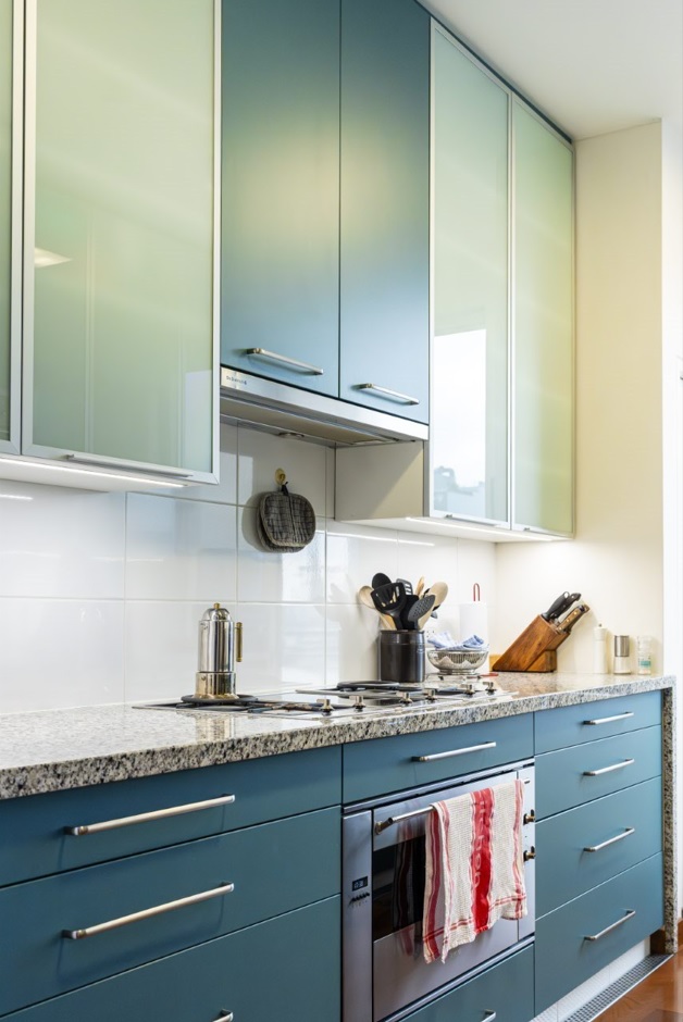 En la cocina, el color y la funcionalidad dialogan con la calidez del espacio.