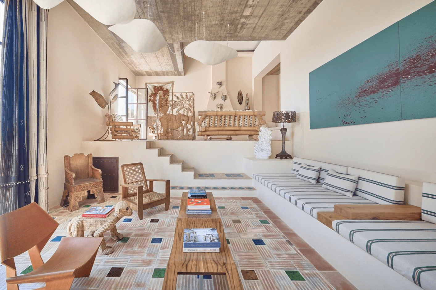 Los techos de gran altura y la luz que cae desde el centro del techo inundan los espacios sociales con claridad natural formando un lujo que no alza la voz solo conversa en silencio.