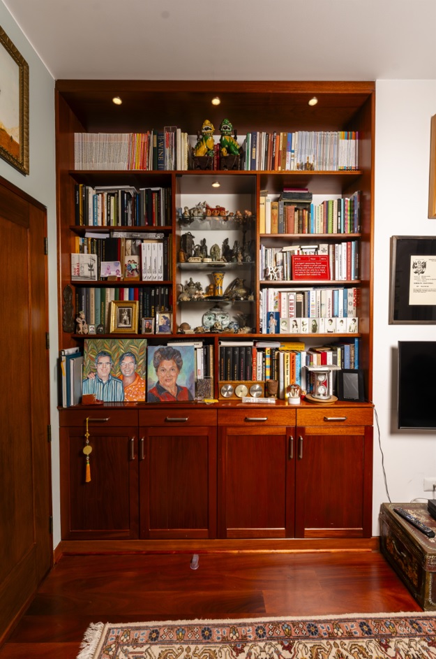 Libros, piezas de arte y objetos personales conforman el universo íntimo de su escritorio.