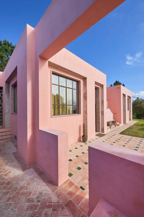 Rosa arena índigo: la paleta cromática de Louboutin pisa fuerte sin decir una palabra.