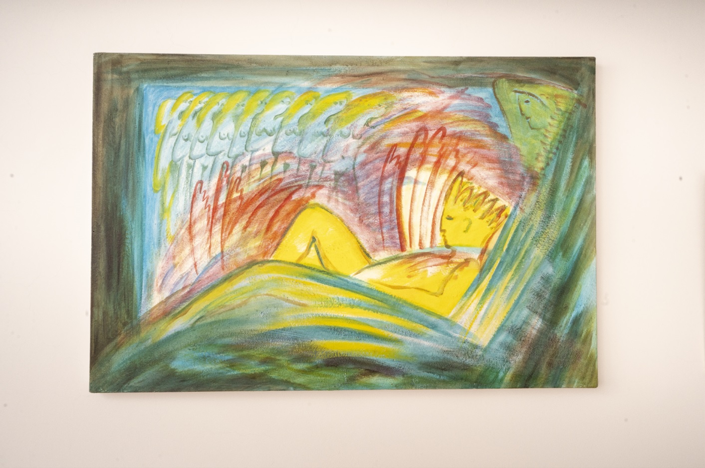 En la cocina, el color y la funcionalidad dialogan con la calidez del espacio.