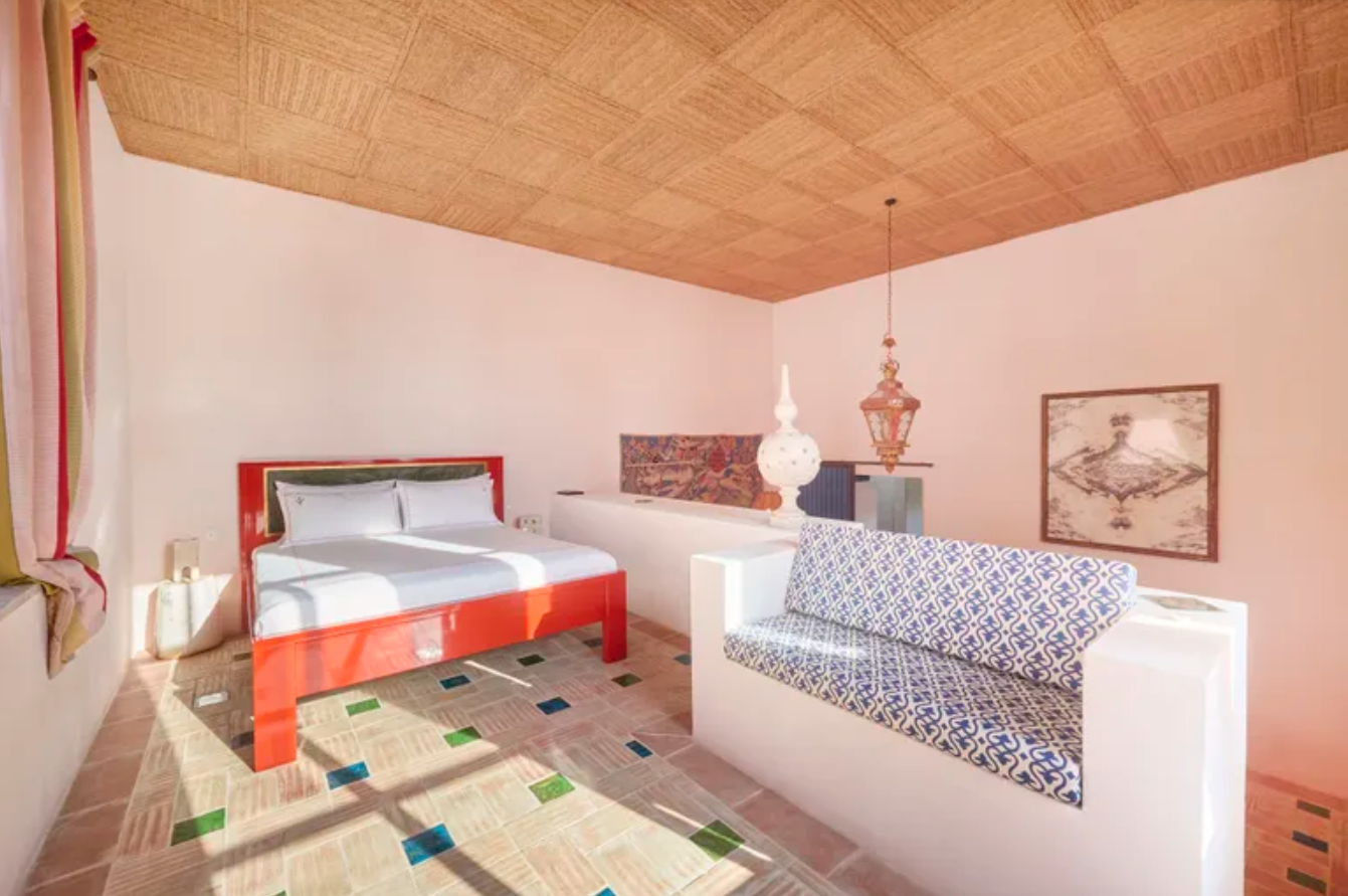 En las habitaciones la paleta de tonos pastel envuelve los espacios como un algodón visual que induce calma y sofisticación soñada.