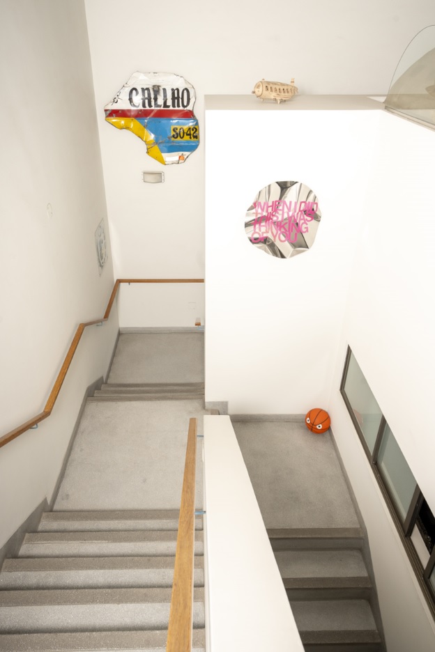 Las escaleras enlazan niveles y miradas, guiando el ritmo de la casa.