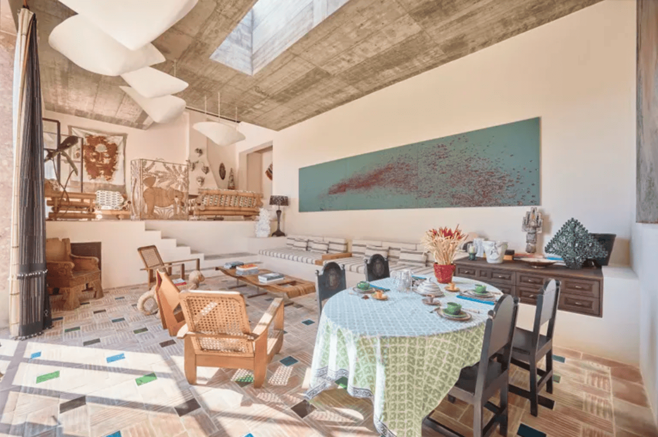 El salón principal es balance perfecto: sofás escultóricos alfombras artesanales y un confort diseñado para quedarse sin prisa.