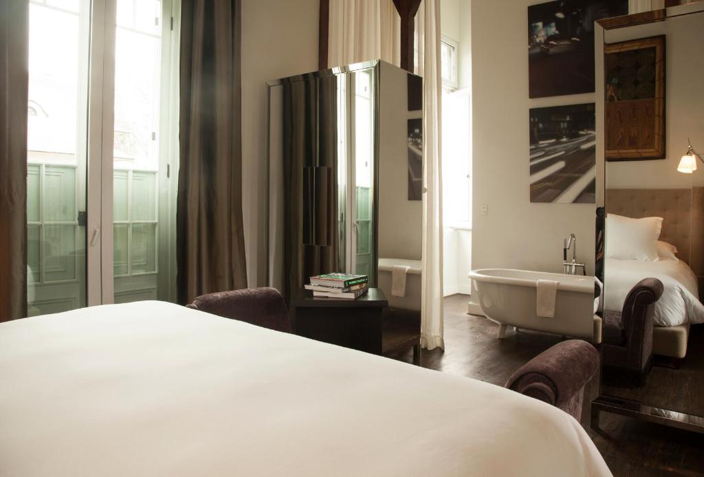 Un baño que convierte la estadía en ritual: la tina, protagonista del descanso.