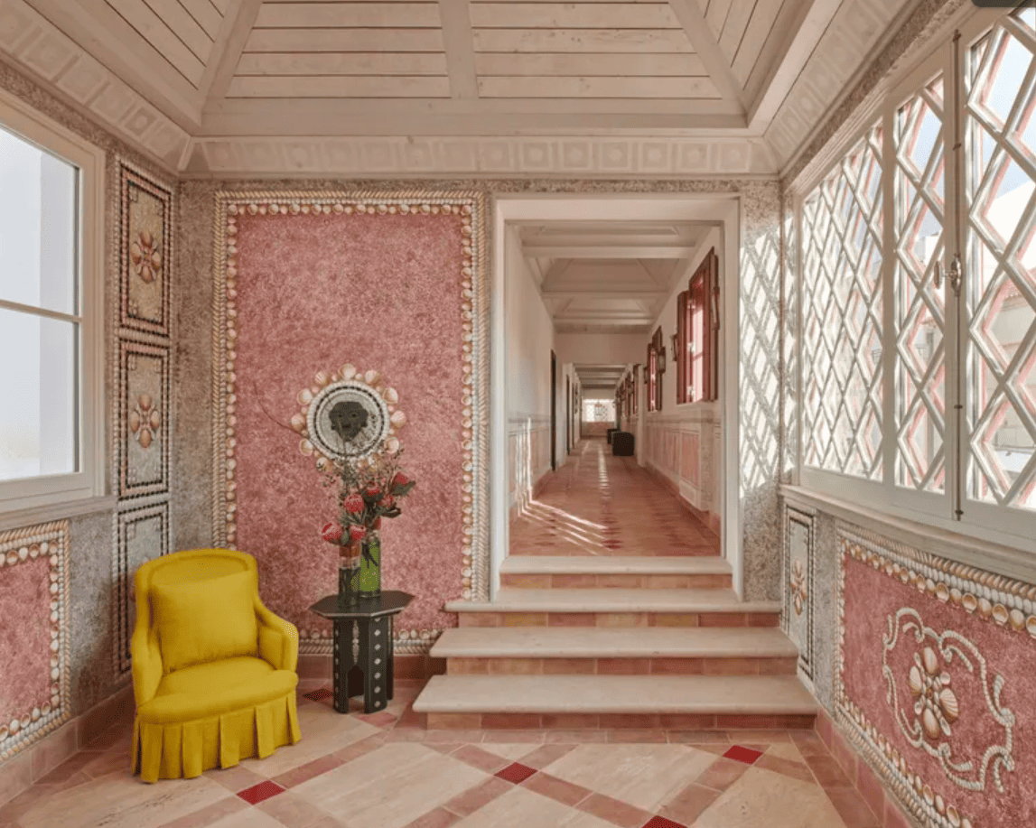 Pasteles arena y rosa pálido: una atmósfera que abraza el ojo baja el pulso y enmarca el lujo en pausa.