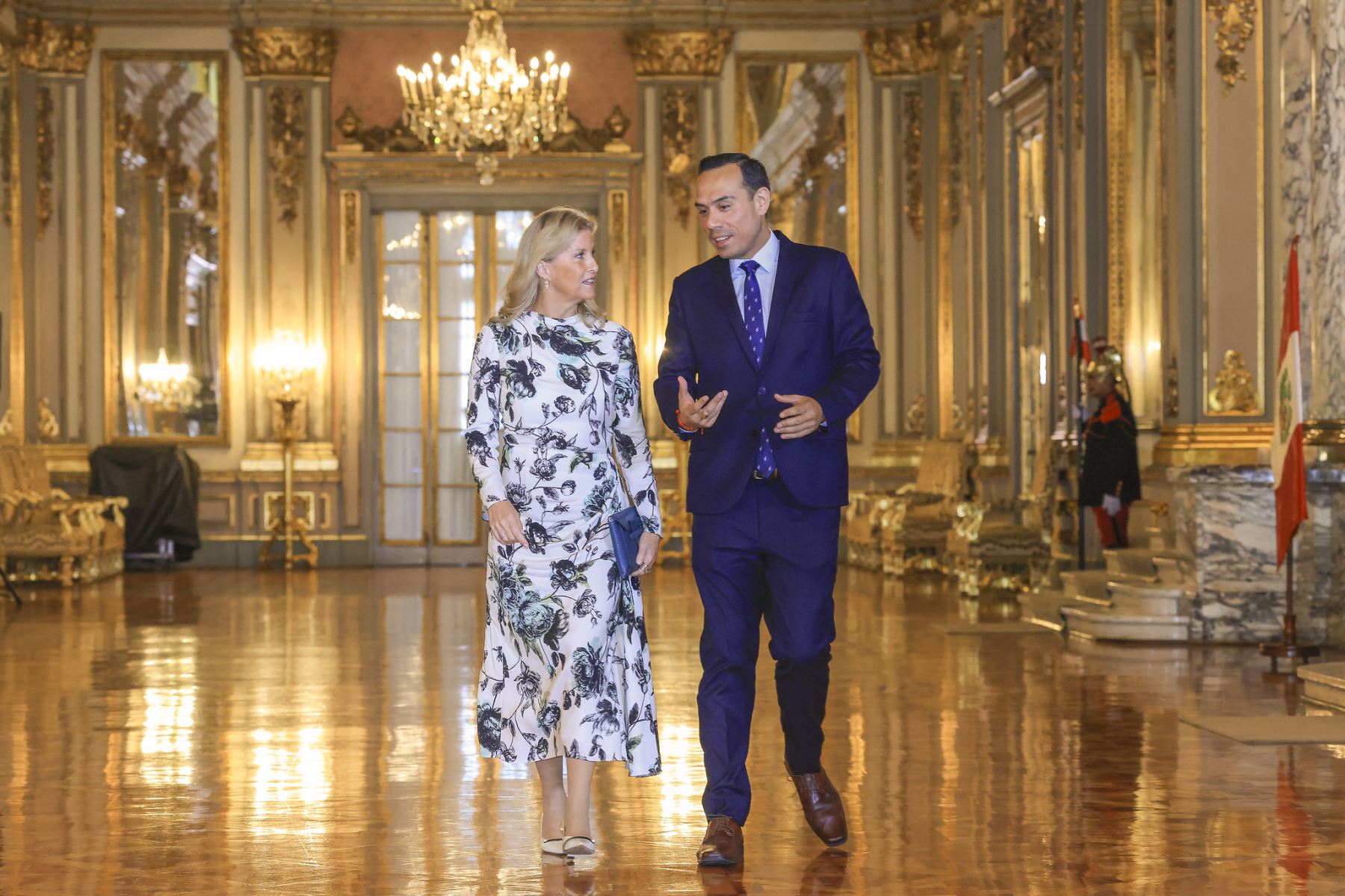 a duquesa de Edimburgo y el presidente José Jerí comparten un saludo cordial en la Sala de Embajadores, durante su primera visita oficial al Perú.