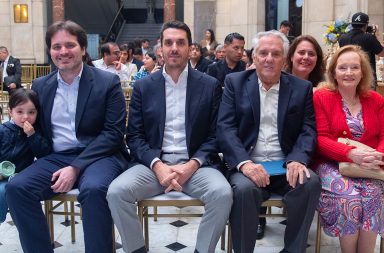 Juan Aurelio Arévalo Miro Quesada y su familia durante la premiación en El Comercio.
