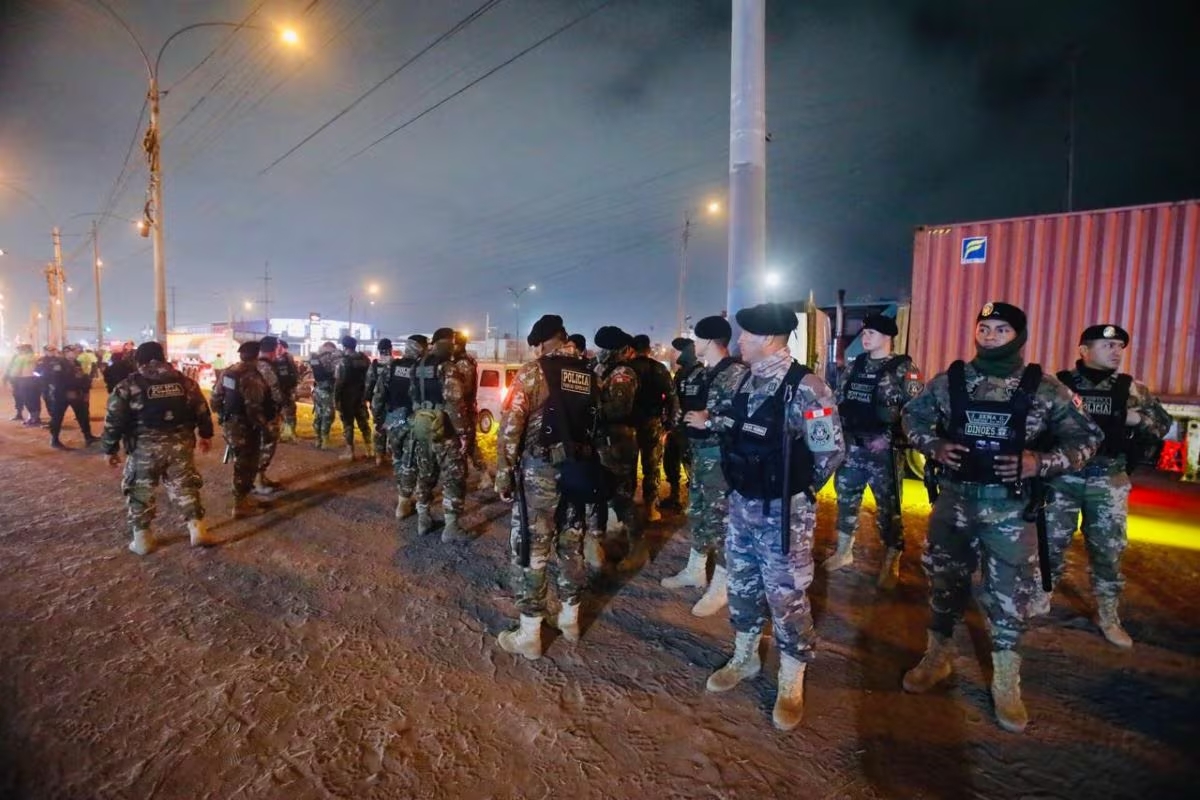 Efectivos desplegados, mirada fija en la frontera. La PNP gana terreno, suma presencia y envía un mensaje potente: el orden se cuida con botas en tierra, estrategia clara y patrullaje sin pausa.