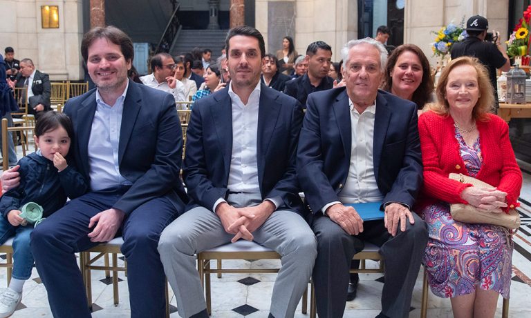 Juan Aurelio Arévalo Miro Quesada y su familia durante la premiación en El Comercio.