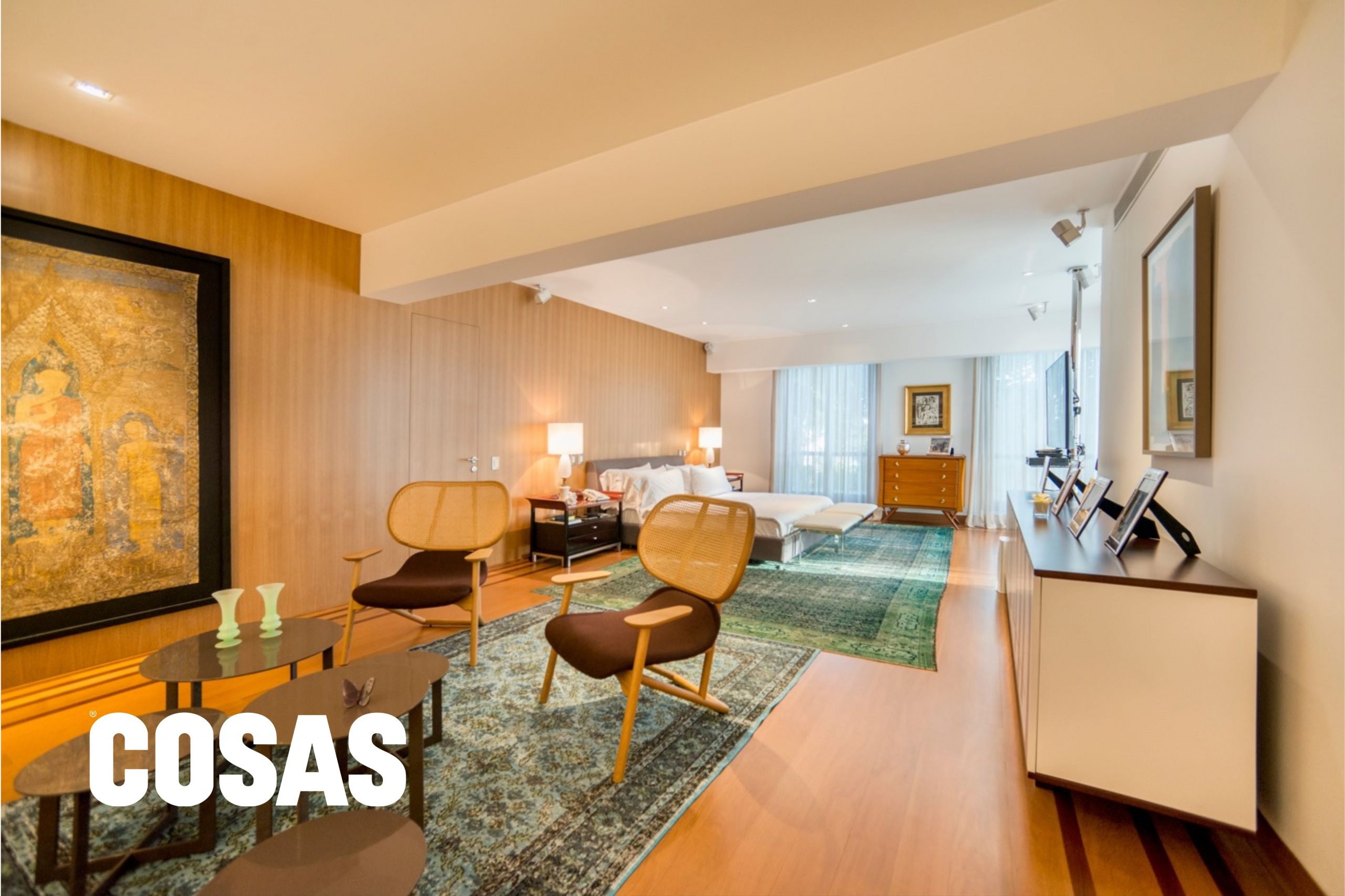 Ventanales de gran forma brindan luz natural e iluminan las mesas con formas geométricas irregulares y colores vibrantes.