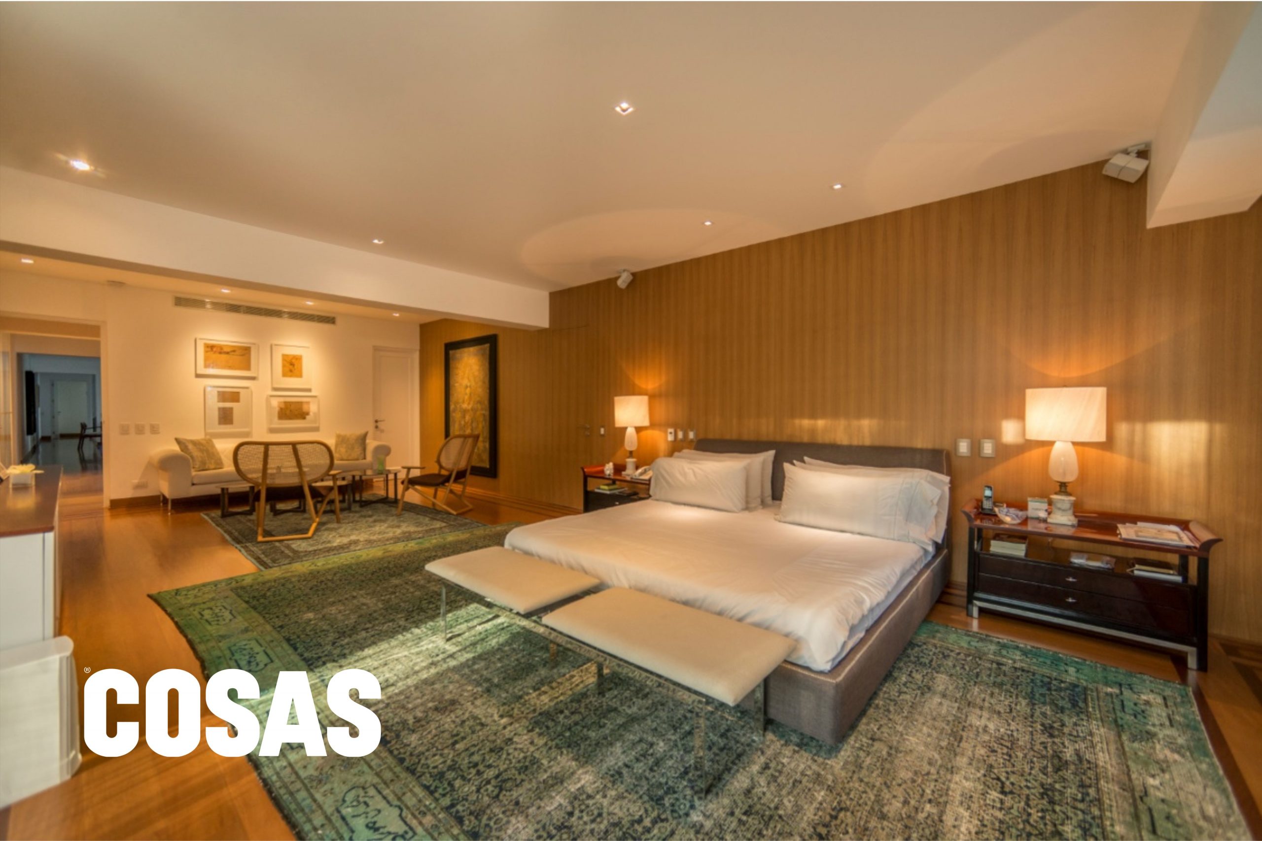 Para una segunda área social destinada a los habitantes más jóvenes de este hogar, la interiorista se decantó por romper las líneas rectas con un sillón en forma de medialuna que aporta flexibilidad.