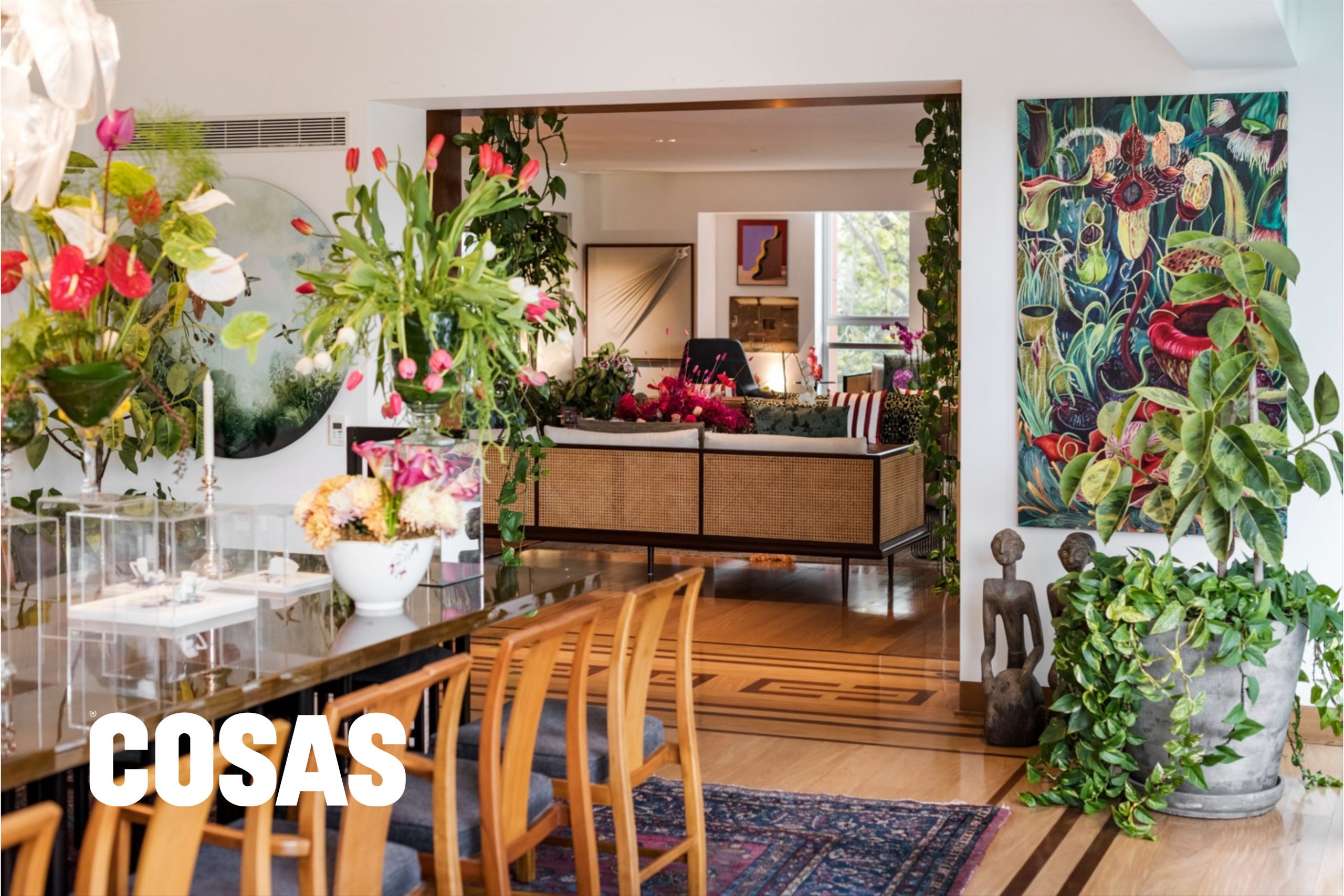 Equilibrio perfecto: madera, fibras y color en armonía, sello característico del concepto de Kathy Grimberg.