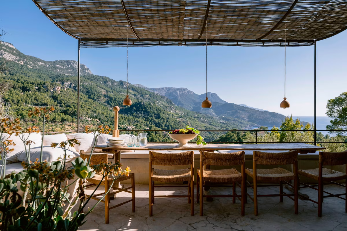 Desde las terrazas, las vistas se abren a un paisaje salvaje y escarpado.Desde las terrazas, las vistas se abren a un paisaje salvaje y escarpado.