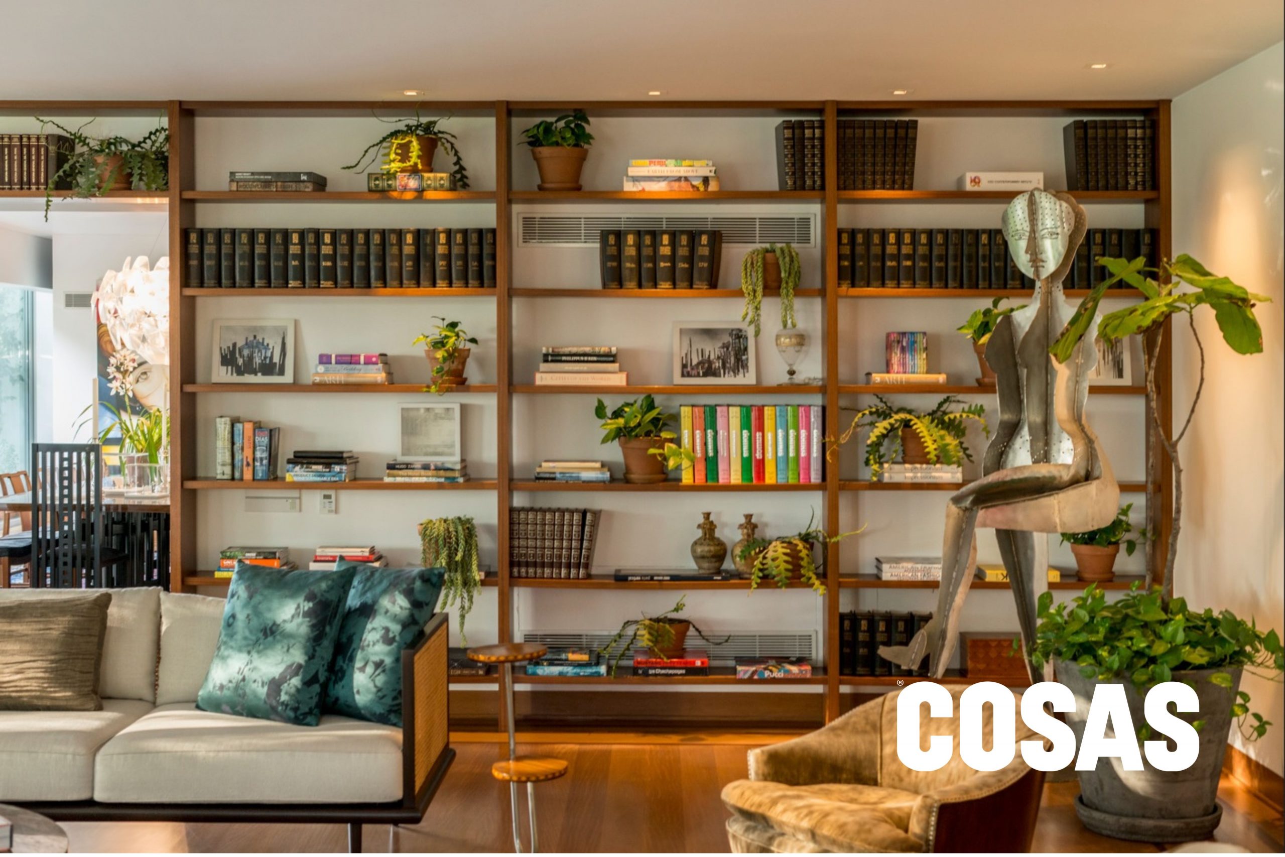 En esta casa, Kathy Grimberg construye un universo donde el arte y la naturaleza dialogan desde el primer trazo. Cada decisión –desde la presencia de piezas modernas y clásicas hasta la integración de luz, ritmo y vegetación– responde a una premisa clara: un hogar no es un contenedor, sino un organismo vivo.