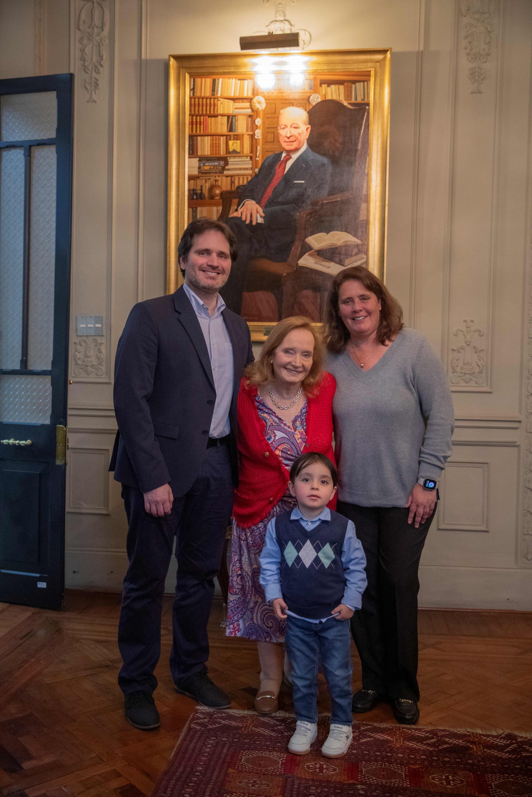 Juan Aurelio Arévalo Miro Quesada y su familia durante la premiación en El Comercio.