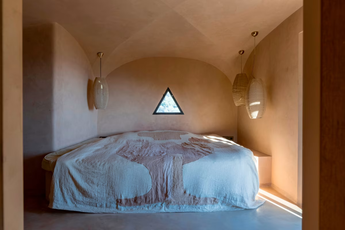 El dormitorio principal: “Queríamos que tuviera una sensación de nido de amor”, dice Tille.