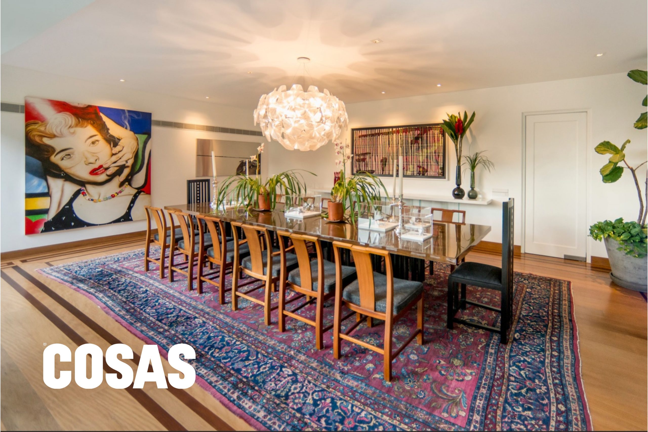 En el comedor, destacan sillas originales de los años 50 y sillas Mackintosh en la cabecera.