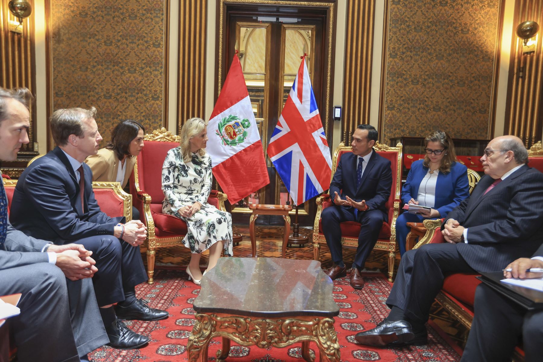 La duquesa y el mandatario peruano intercambian impresiones sobre el trabajo conjunto en la Amazonía y la protección de comunidades vulnerables.