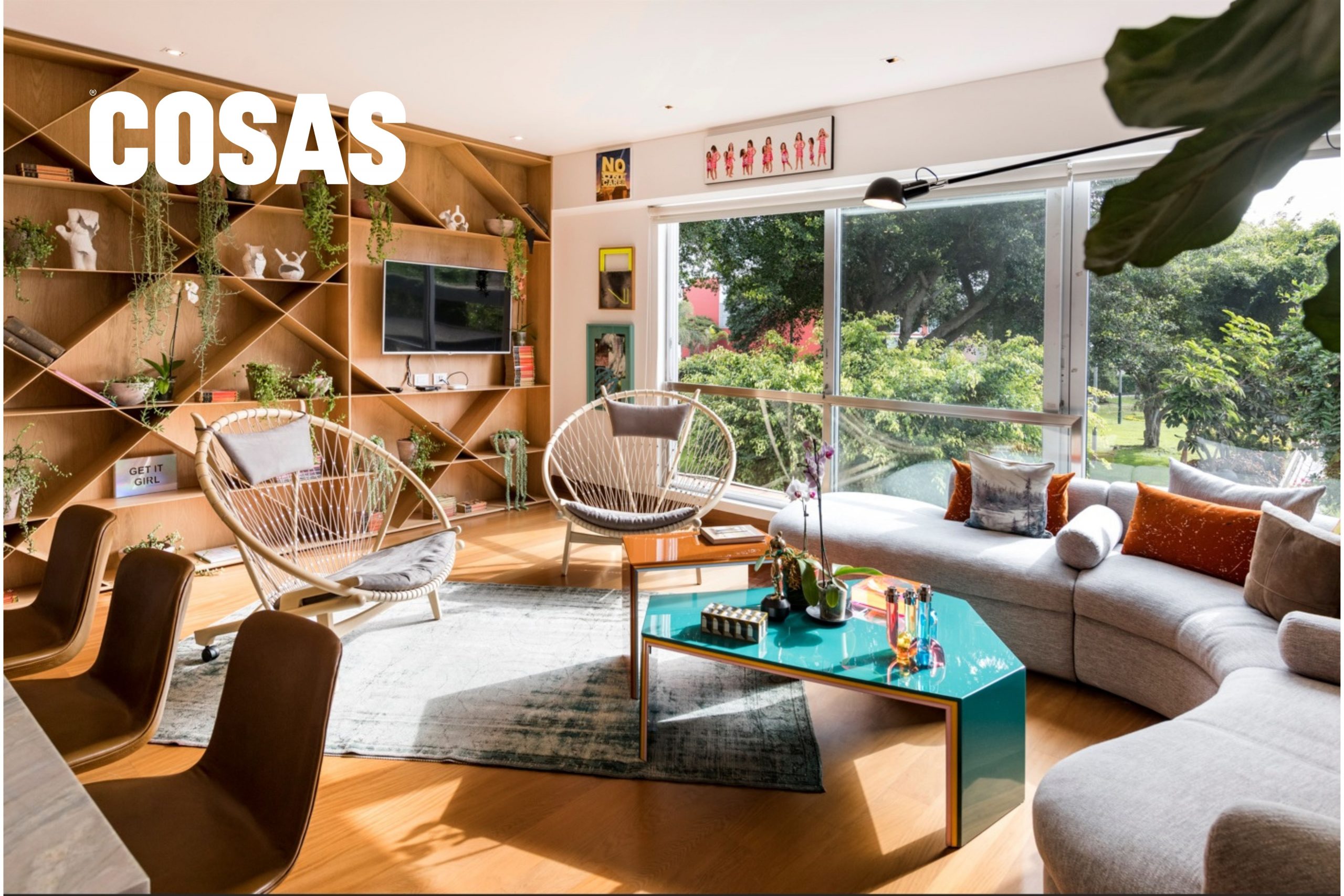 Un universo vegetal propio que se convierte en una extensión sensorial del hogar gracias al invernadero. Helechos colgantes, follaje exuberante y macetas de gran formato estructuran un paisaje doméstico donde la naturaleza es protagonista.