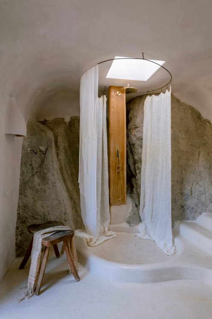 ...en el de Mio, la ducha está integrada en la pared de roca.