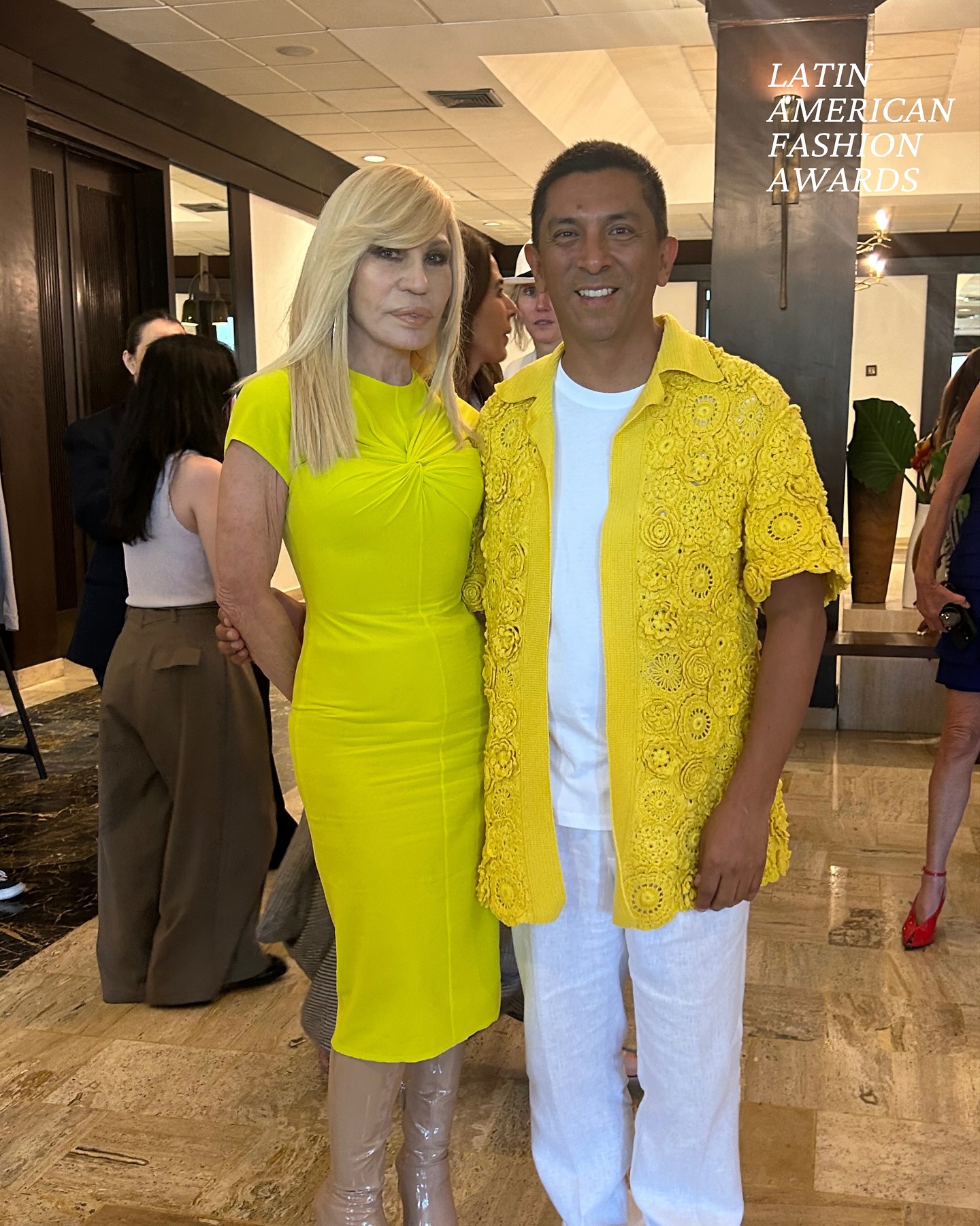 Jorge Luis Salinas y Donatella Versace