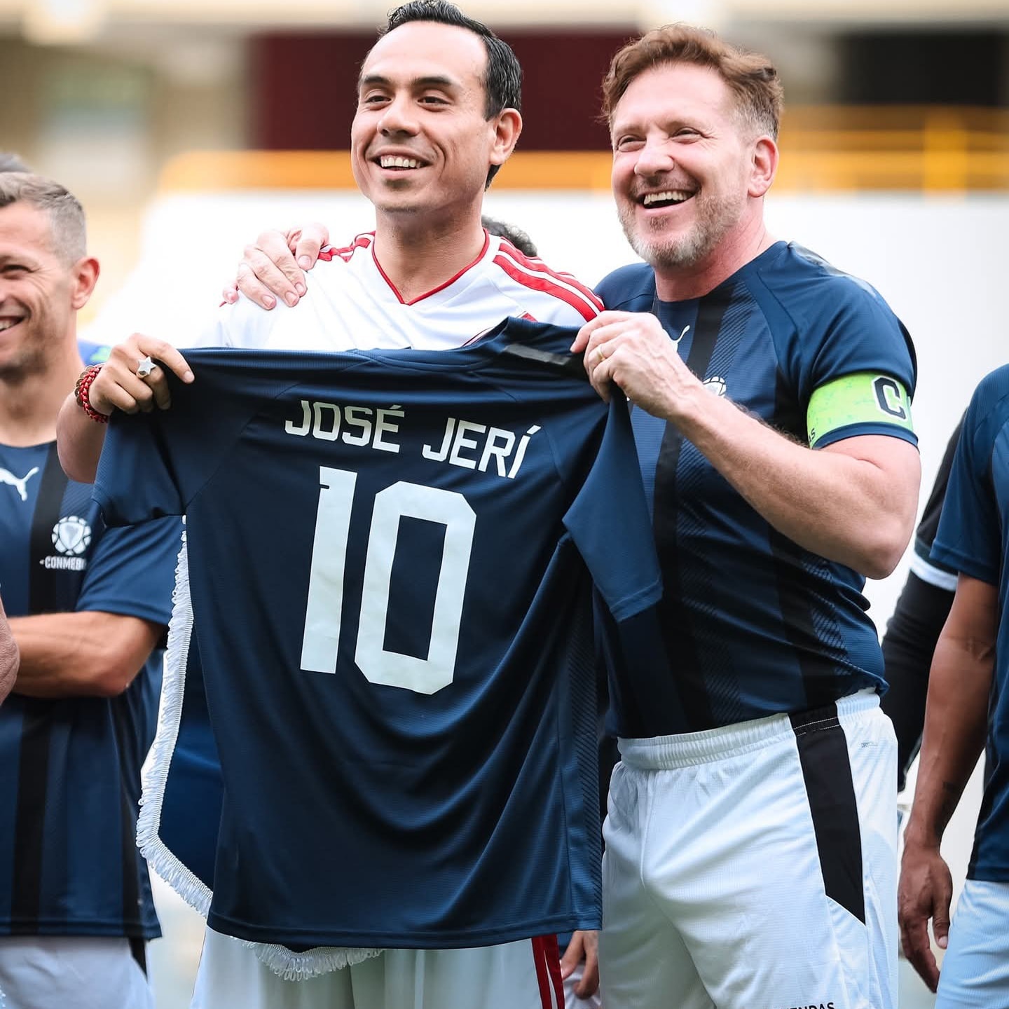 Encuentro continental: Jerí junto al presidente de Conmebol, Alejandro Domínguez, en un cruce donde la diplomacia también se jugó en corto.