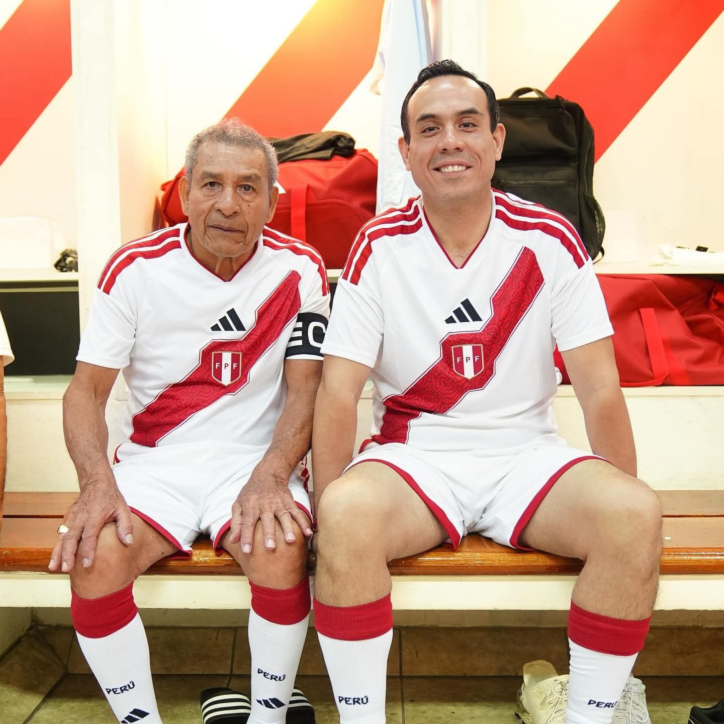 Camerino de época: en el vestuario, Jerí compartió risas y foto del recuerdo con Héctor Chumpitaz, el eterno capitán.