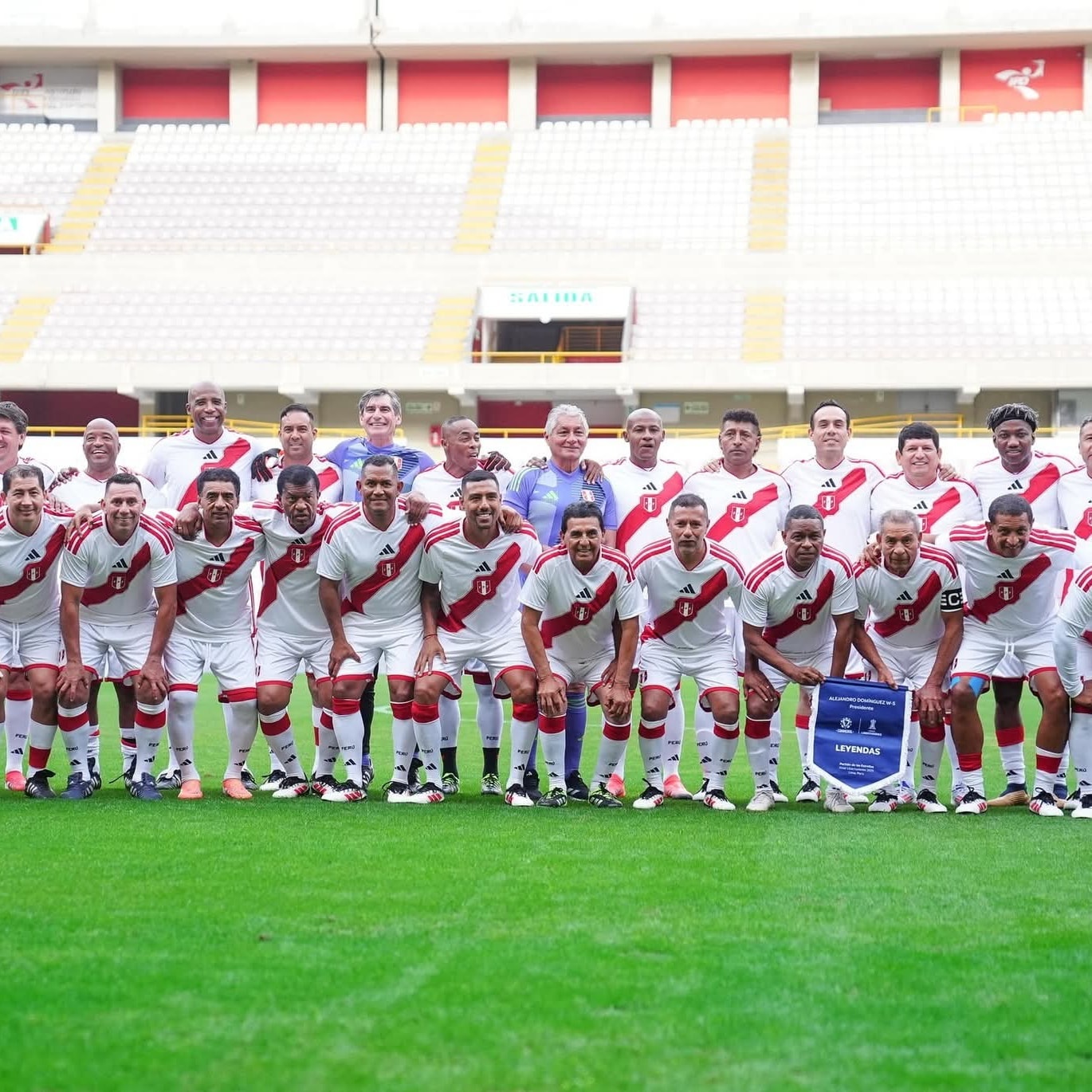 Leyendas en acción: Perú y Conmebol se reunieron en el Estadio Nacional para un histórico retrato antes del partido de exhibición.