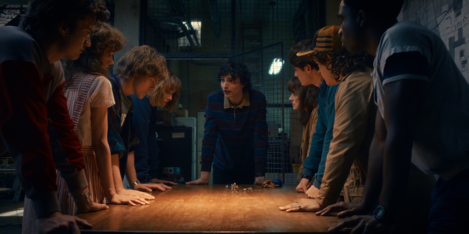 La pandilla unida por última vez en Hawkins planificando juntos la batalla final como siempre lo hicieron con amistad lealtad y un objetivo común en el cierre de Stranger Things