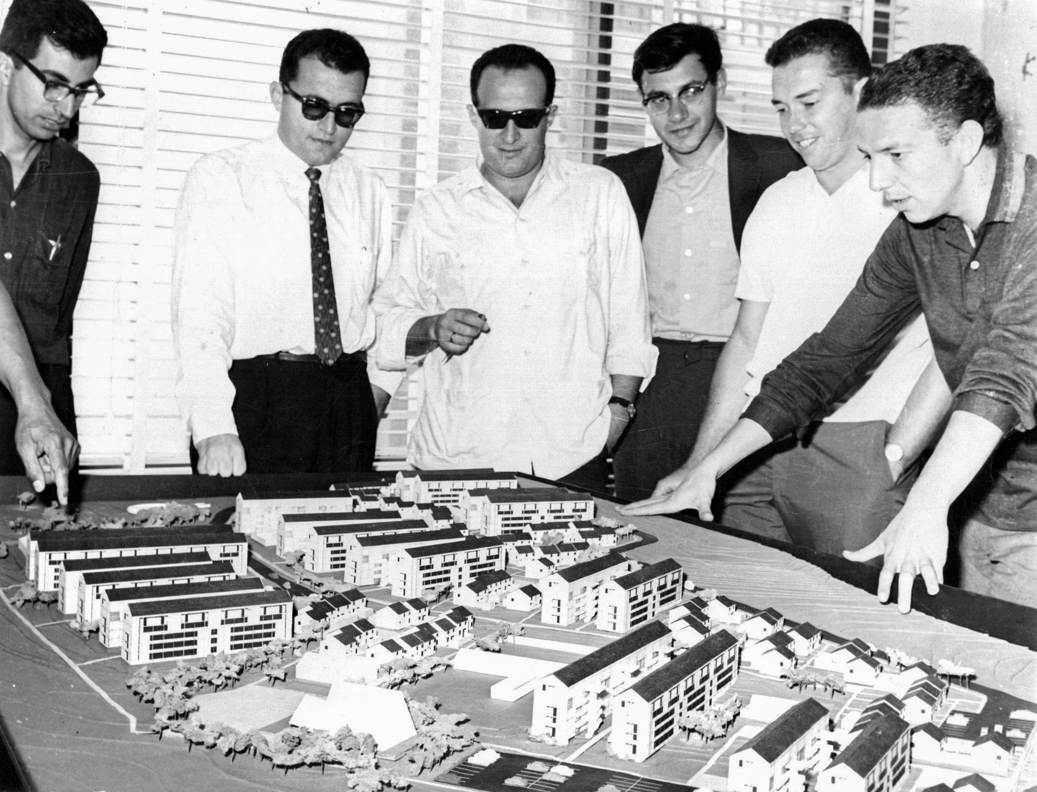 Enrique Ciriani,  junto a su equipo,  revisando una  maqueta de  vivienda colectiva. El  trabajo colaborativo  fue una constante  en su proceso  creativo.