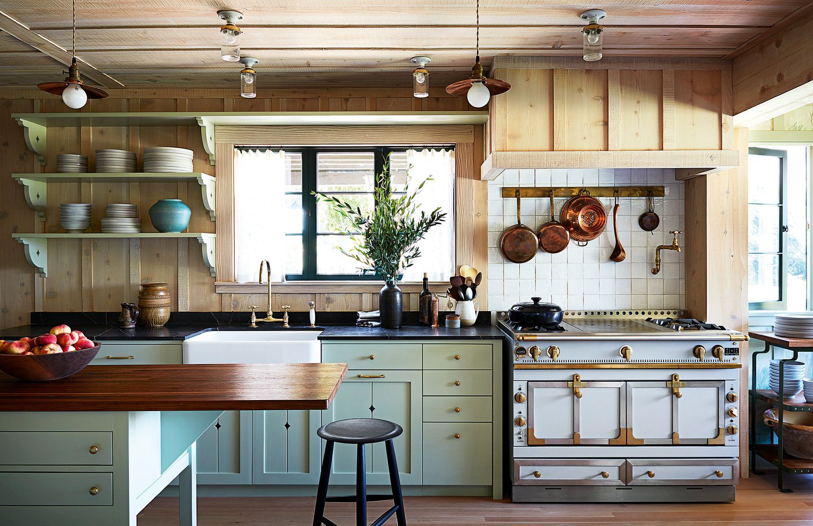 La cocina, con una imponente cocina La Cornue, fue pensada para compartir: hay espacio suficiente para que los invitados cocinen, conversen y disfruten juntos.